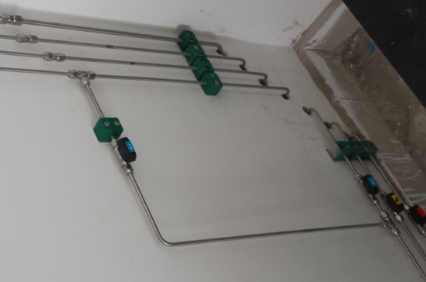 实验室气体管路系统-管道绝缘固定件